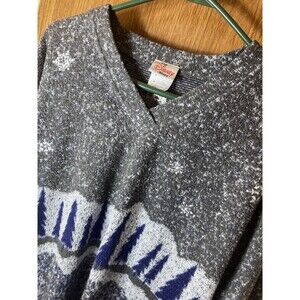 Vtg 90s Disney Womens Medium Winnie the Pooh Snow Nature Print V-Neck Sweater